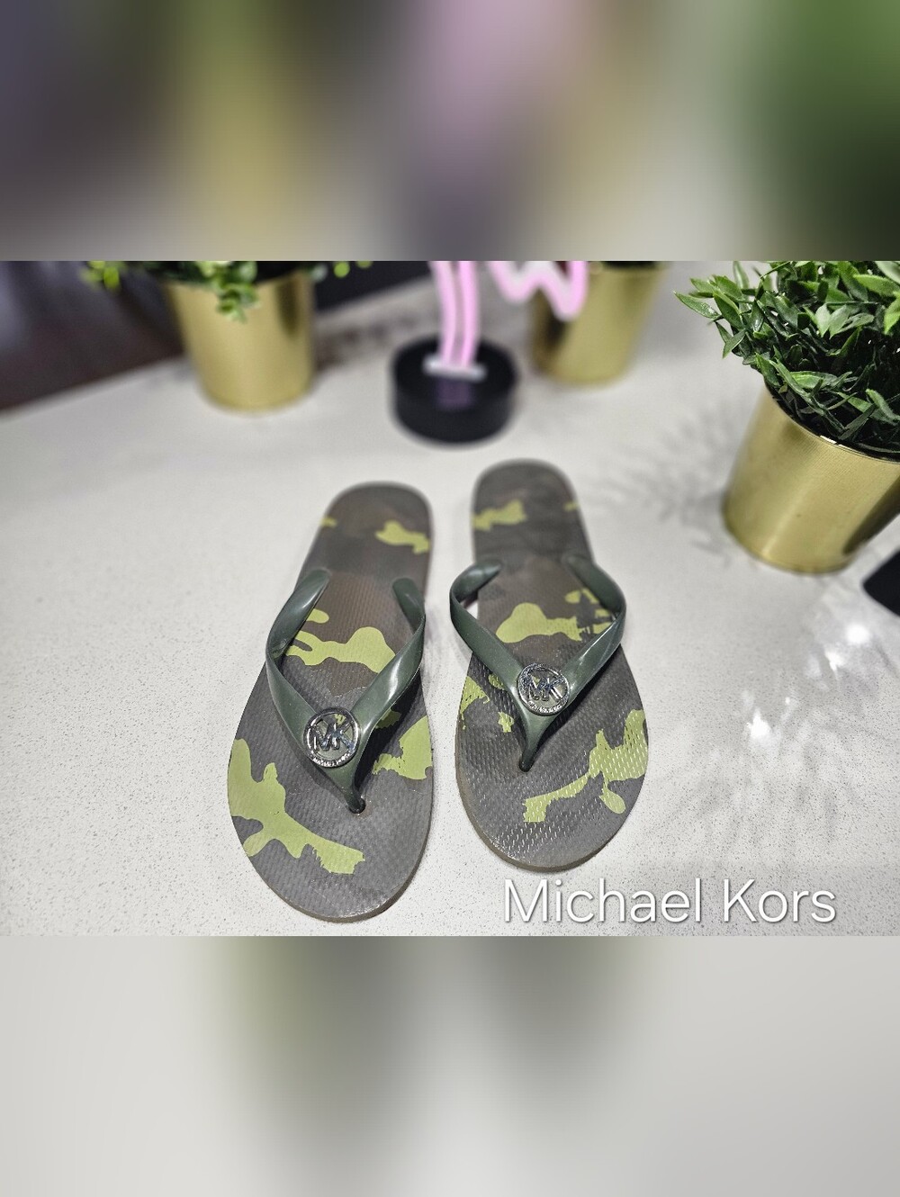 MICHAEL KORS Jolies Sandales Flip-Flop Avec Médaillon Logo